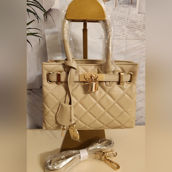 Badgley Mischka Diamond Quilted Bag With Optional Crossbody Strap In Beige! - Picture 2 of 13